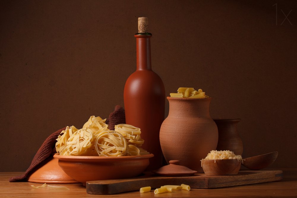 Naturaleza muerta en una cocina italiana de magnola