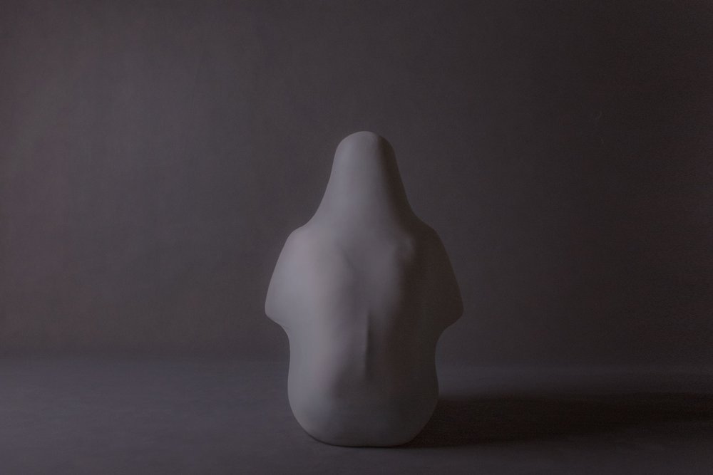 Figura envuelta en un manto, en silencio de nargesjabbari