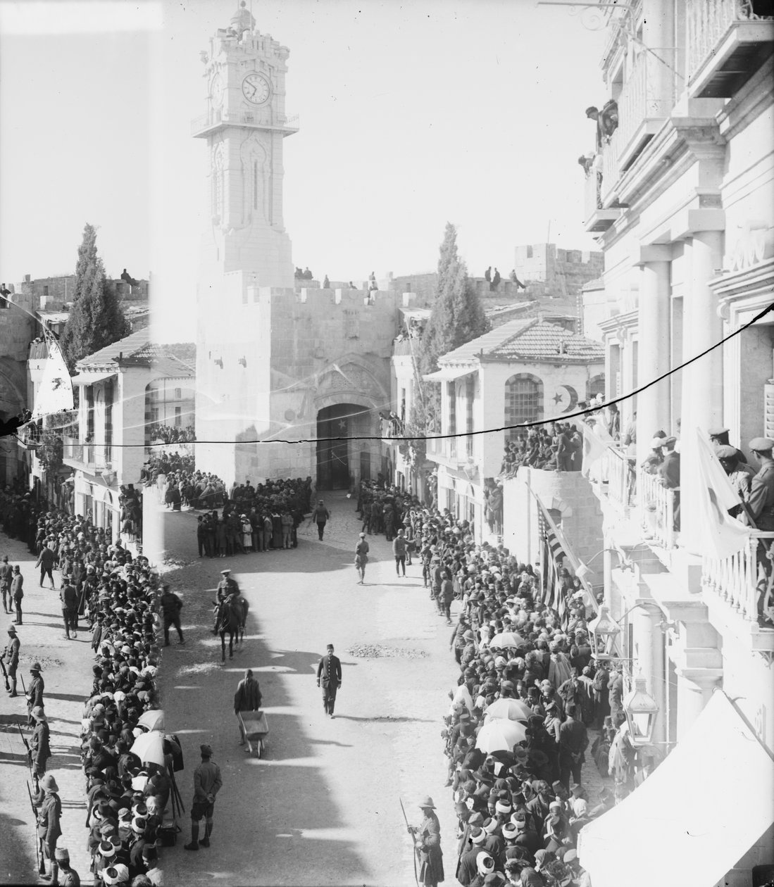 Esperando la entrada del Mariscal de Campo Allenby en Jerusalén, 1917 de Unbekannt Unbekannt