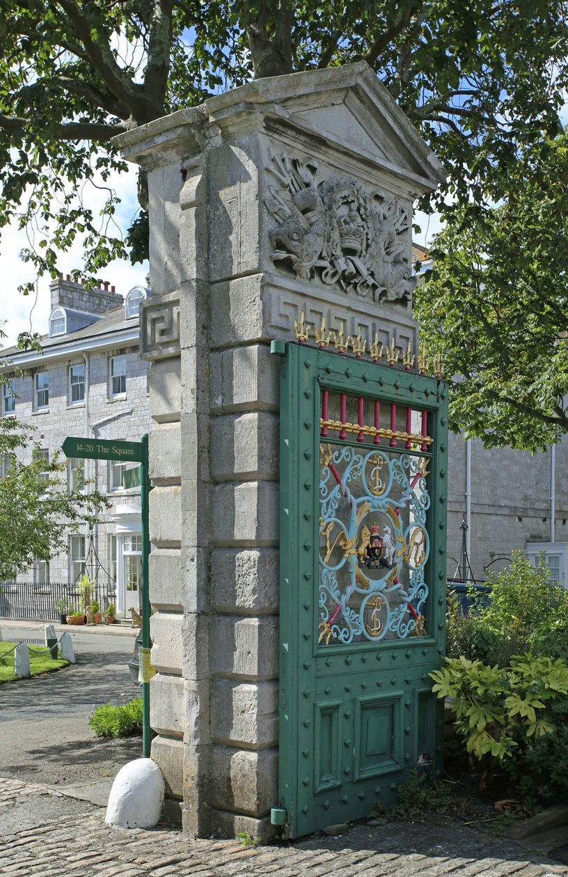 Pilar de la puerta con edificios de la plaza más allá, del antiguo Hospital Naval Real, Plymouth de Unbekannt Unbekannt