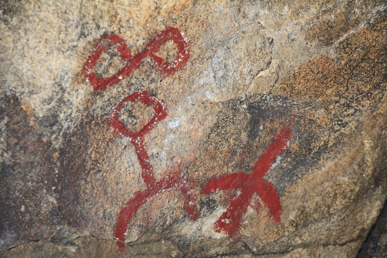 Petroglifos Indios de América del Norte. Pintura Añadida en los Años 50 para el Rodaje de un Western. Parque Nacional Joshua Tree, California, EE.UU. Cultura India de América del Norte de Unknown