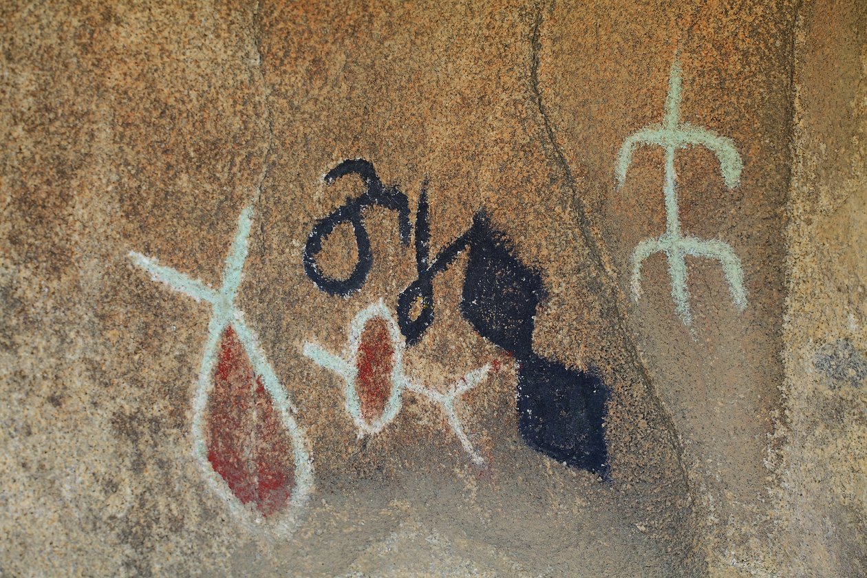 Petroglifos Indios de América del Norte. Pintura Añadida en los Años 50 para el Rodaje de un Western. Parque Nacional Joshua Tree, California, EE.UU. Cultura India de América del Norte de Unknown