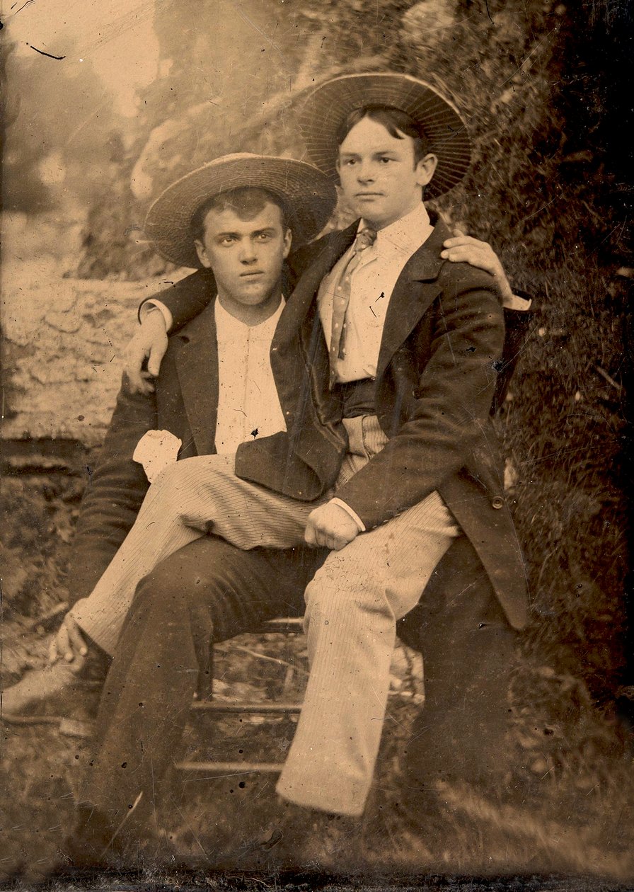 Dos hombres posan para una foto de Unknown
