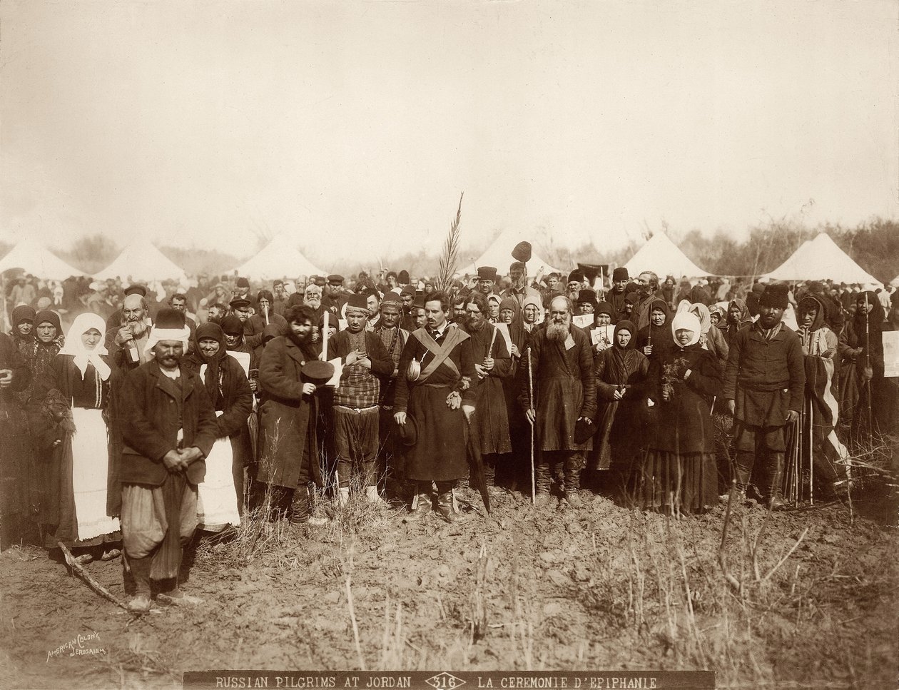 Peregrinos rusos en el Río Jordán, preparándose para la celebración de la Epifanía, 1898-1911 de American Photographer