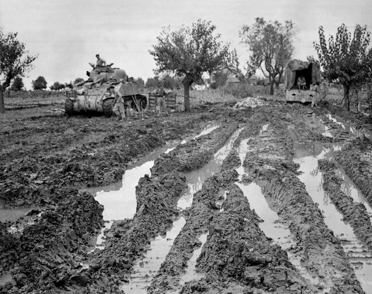 Tanque Sherman y un camión en terreno fangoso, Italia, c.1943-45, de una colección de 650 fotografías compiladas por la Asociación de Comandos de American Photographer