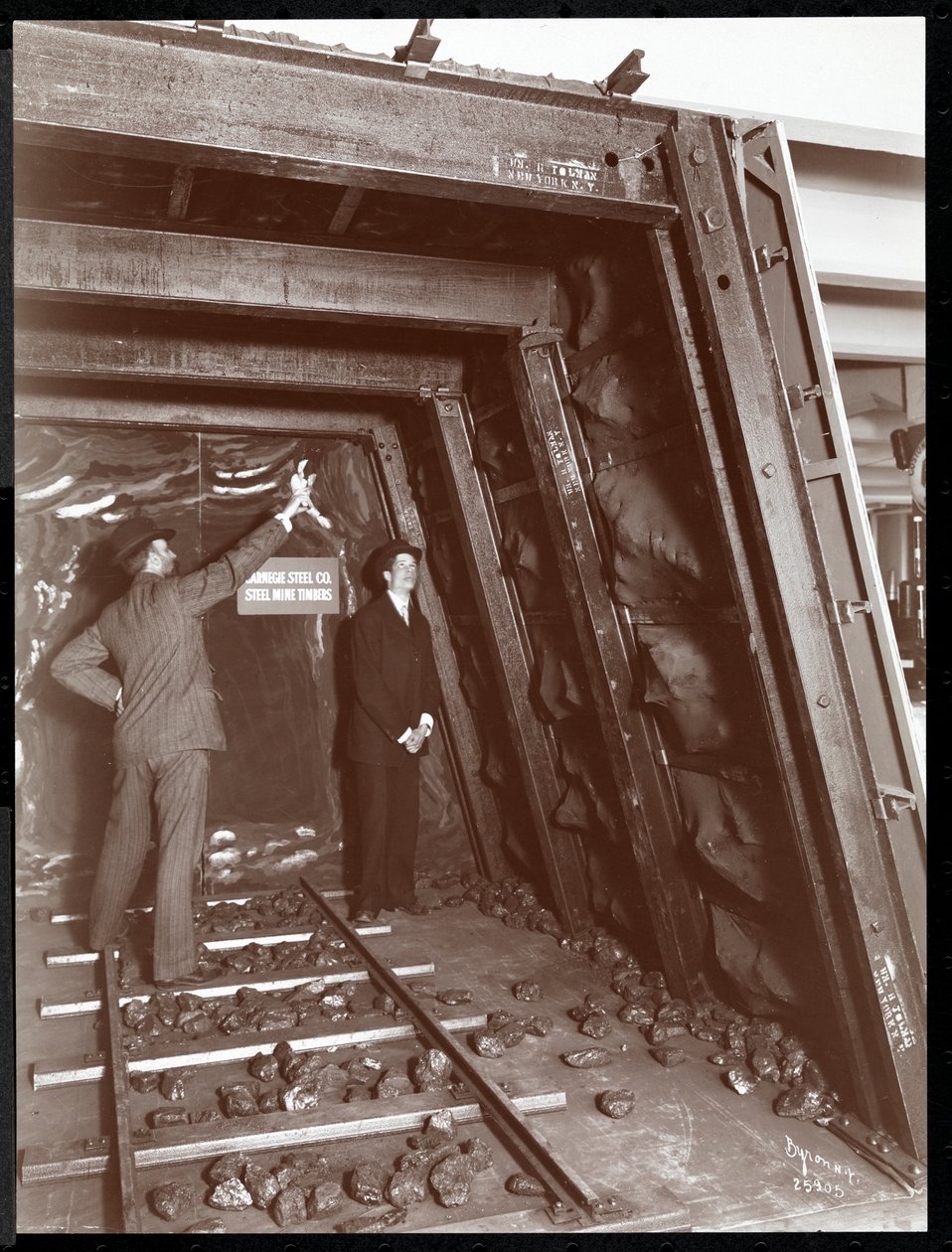 Exhibición de un pozo de mina usando maderas de acero por la Carnegie Steel Co. en el Museo de Aparatos de Seguridad del Instituto Americano de Servicio Social, Nueva York, 1908 de Byron Company