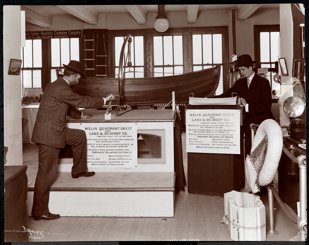 Exhibición de botes salvavidas por Welin Quadrant Davit Co. y Lane und De Groot Co. en el Museo de Aparatos de Seguridad del Instituto Americano de Servicio Social, Nueva York, 1908 de Byron Company