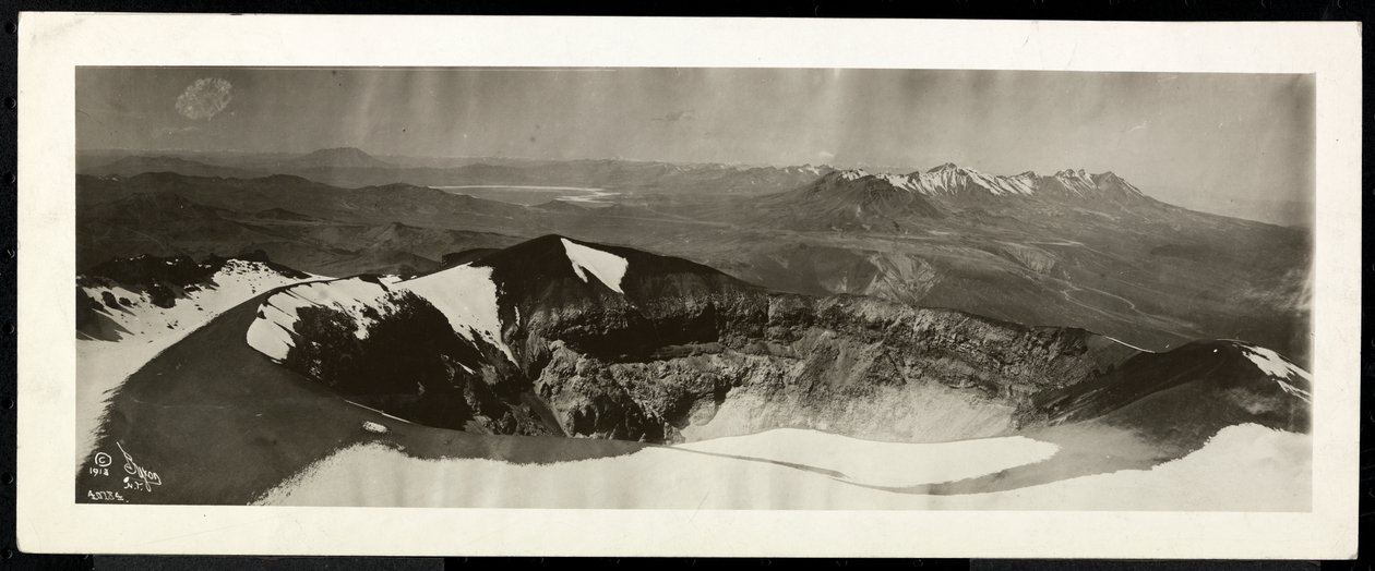 Vista panorámica desde arriba de una cadena de montañas nevadas, y lo que parece ser el borde de un volcán, presumiblemente en o cerca del Canal de Panamá, 1913 de Byron Company