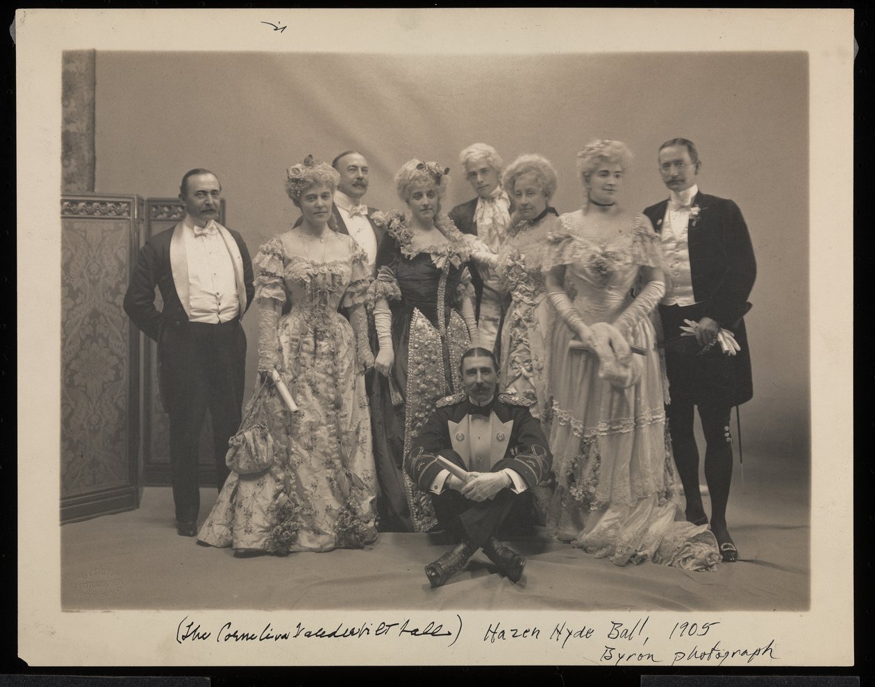 Retrato de cinco hombres (incluyendo a Coleman Drayton, August Belmont y Frank Hoppin sentados en el suelo) y cuatro mujeres (incluyendo a la Sra. Stuyvesant Fish) en el Baile de James Hazen Hyde, Nueva York, 31 de enero de Byron Company