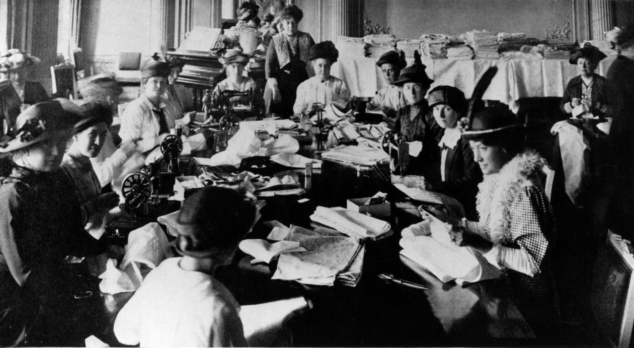 Una fiesta de costura en la embajada en Rusia durante la Primera Guerra Mundial, c.1916 (foto en blanco y negro) de English Photographer
