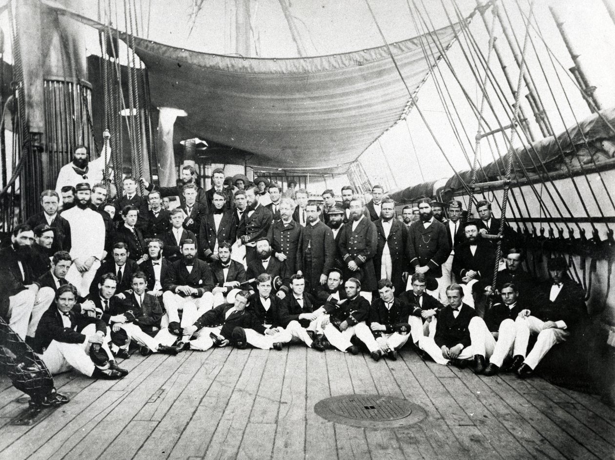 Oficiales navales británicos en cubierta, c.1870 de English Photographer