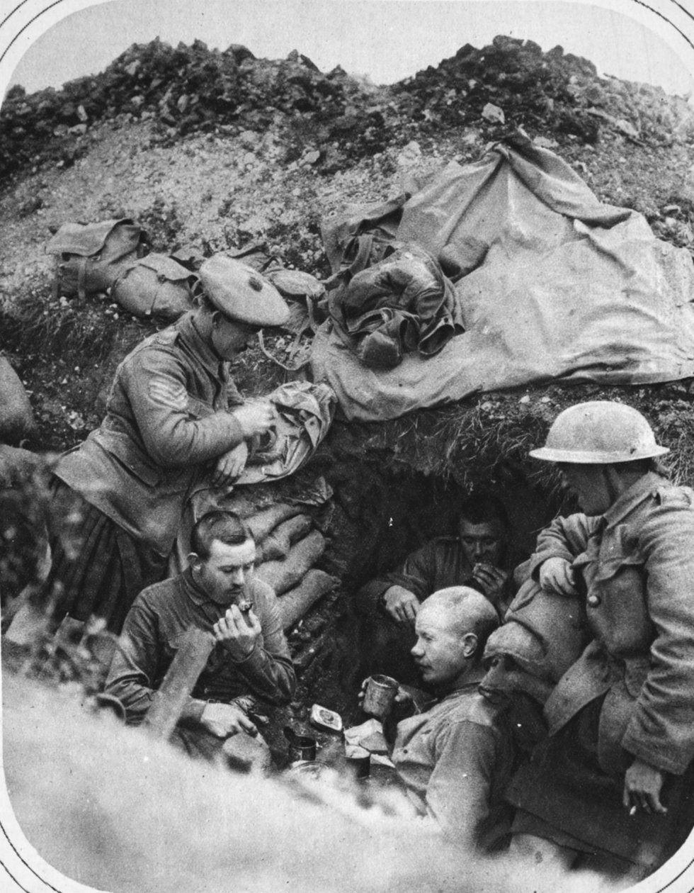 Hora de la cena en las trincheras: una fiesta feliz en un refugio durante el avance británico, ilustración de The Illustrated War News, 6 de septiembre de 1916 de English Photographer