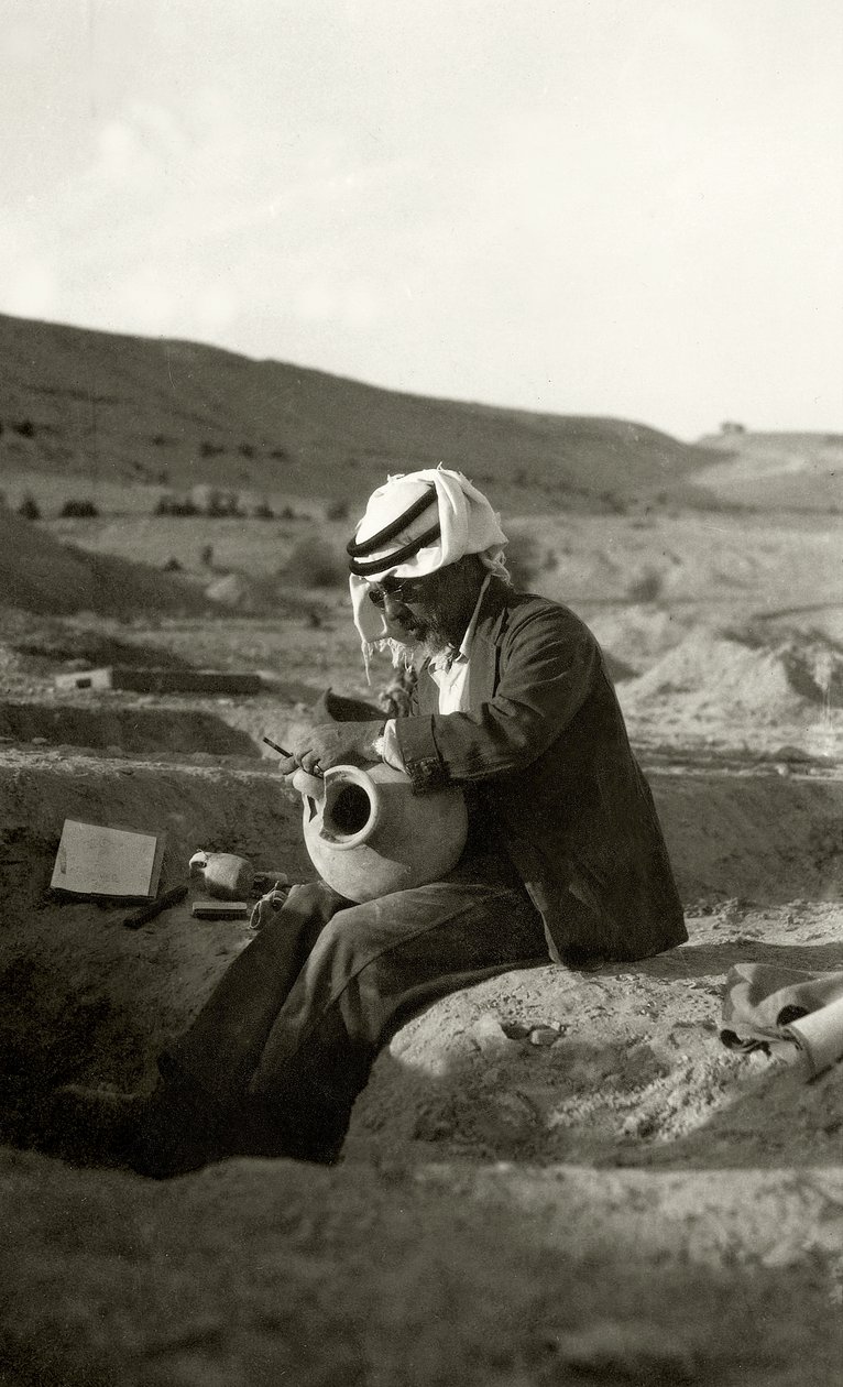 John Garstang en Jericó estudiando una jarra de la Edad del Bronce Medio de c.1800 a.C., 1930 de English Photographer