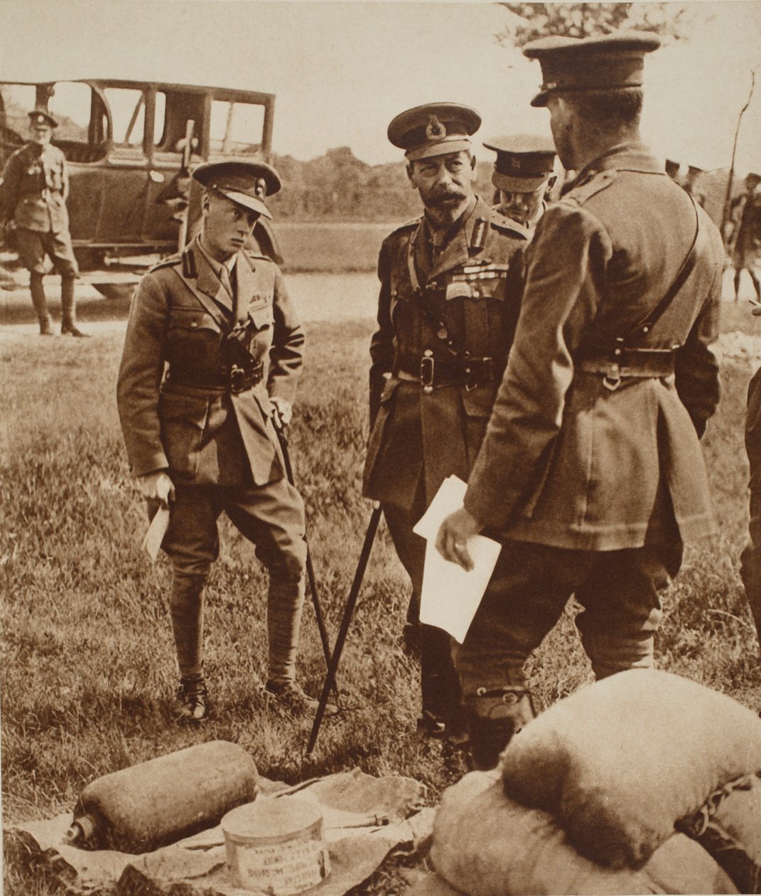 El Rey Eduardo VIII con su padre el Rey Jorge V, en una escuela de gas durante la guerra, c.1914 de English Photographer