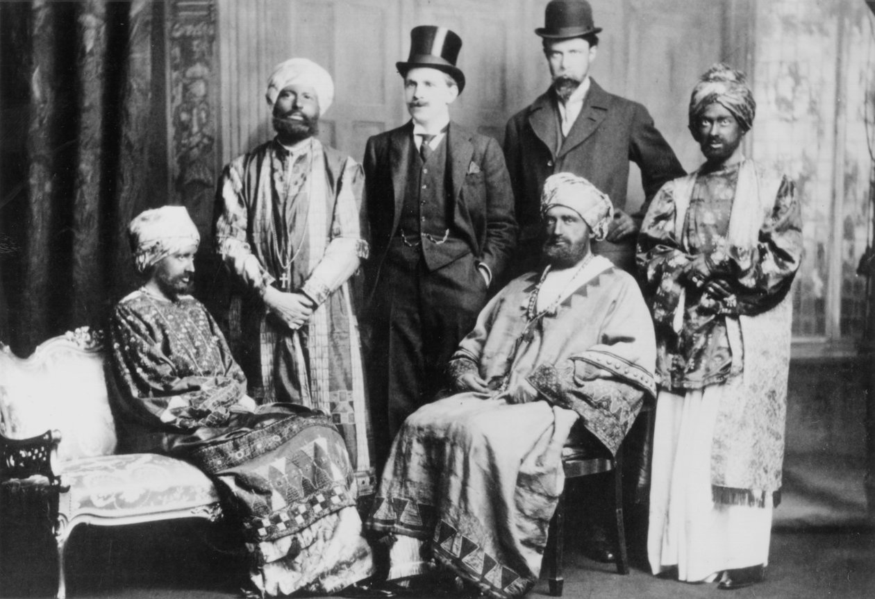 El Emperador de Abisinia y su corte, mostrando de pie de izquierda a derecha a Guy Ridley, Horace de Vere Cole, Adrian Stephen, Duncan Grant, y sentados Virginia Stephen y Anthony Buxton de English Photographer