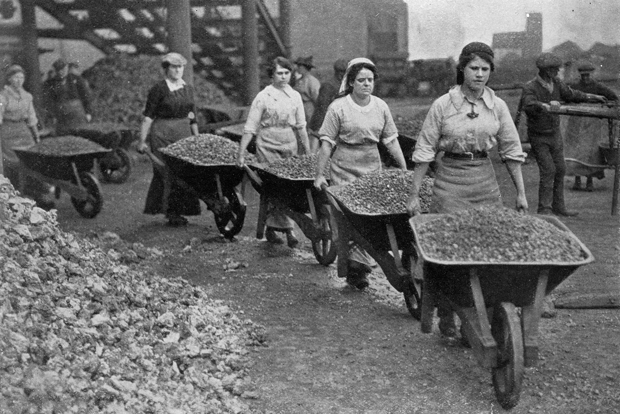 Coca alzadura de mujeres en una obra de gas, fotografías de la oficina de guerra, 1916 (foto bw) de English Photographer