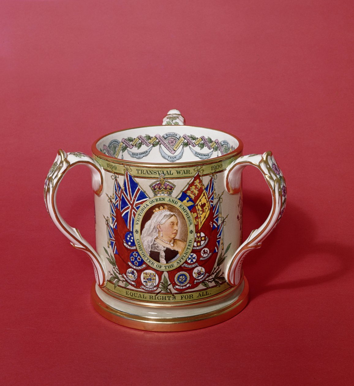Taza con tres asas de Spode conmemorando la Guerra del Transvaal, 1899-1900 (cerámica) de English School