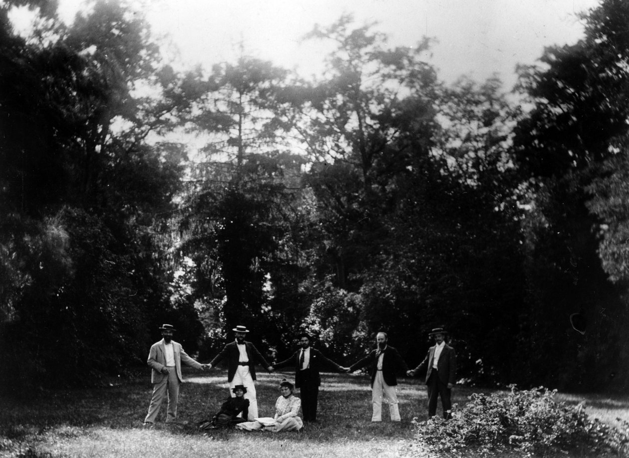 Grupo de amigos tomados de la mano en el jardín de Le Relais, hogar de la familia Natanson en Villeneuve-sur-Yonne, c. 1899 de French Photographer