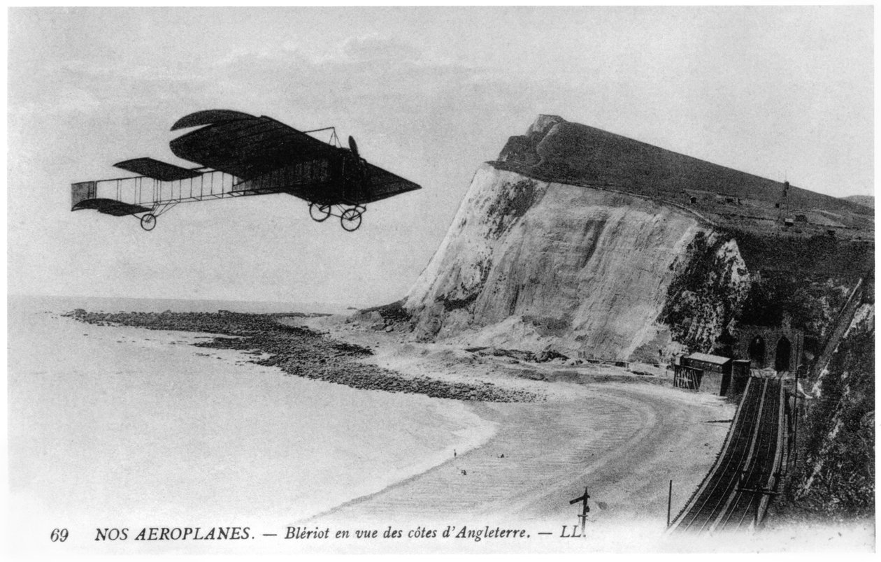 Louis Blériot (1872-1936) cruzando el Canal de la Mancha en avión, 25 de julio de 1909 de French Photographer