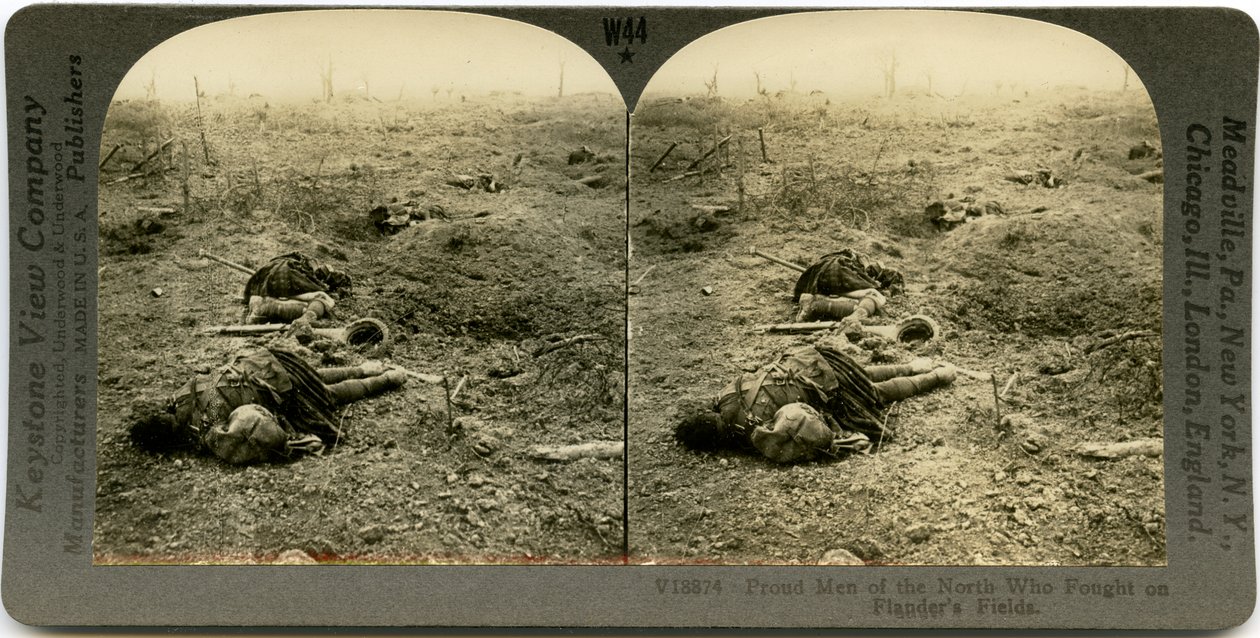 Horizontal, tarjeta estereoscópica sepia que muestra un campo abierto con cuatro soldados escoceses muertos con escombros esparcidos alrededor. Número de estereografía de Keystone V18874 de Keystone View Company