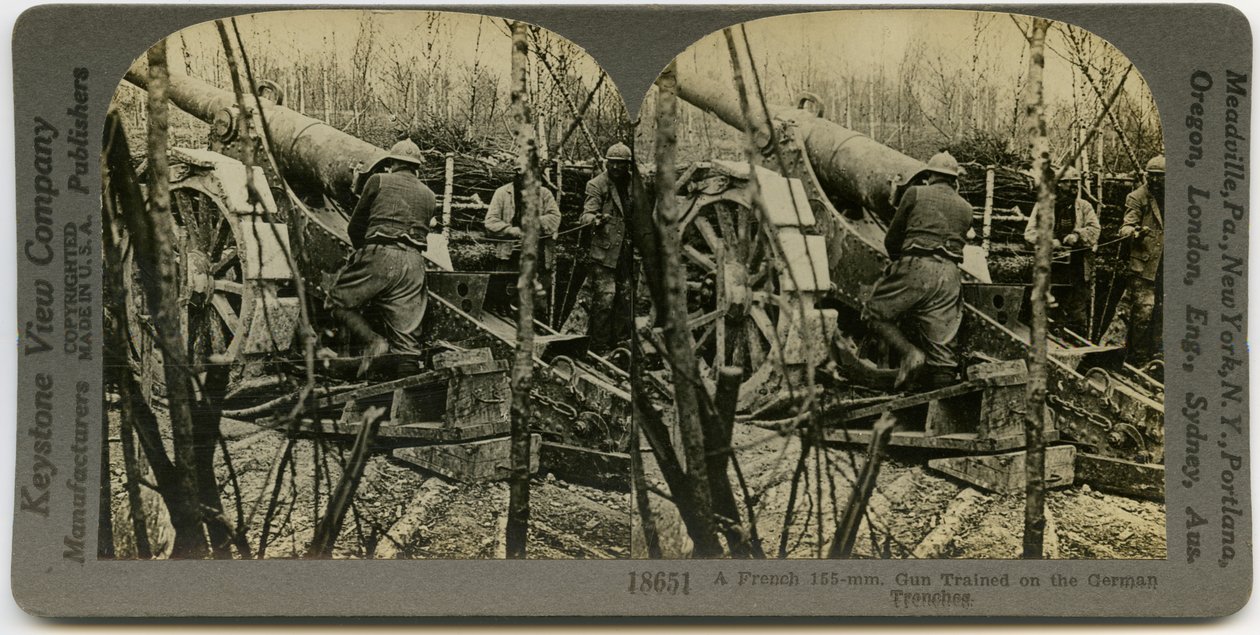 Horizontal, tarjeta estereoscópica sepia que muestra a tres soldados franceses uniformados trabajando con un cañón de artillería de campo de 155 mm. Número de estereografía de Keystone 18651 de Keystone View Company
