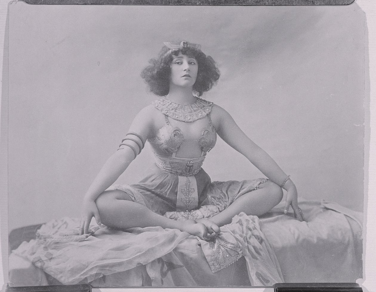 Colette (1873-1954) actuando en 