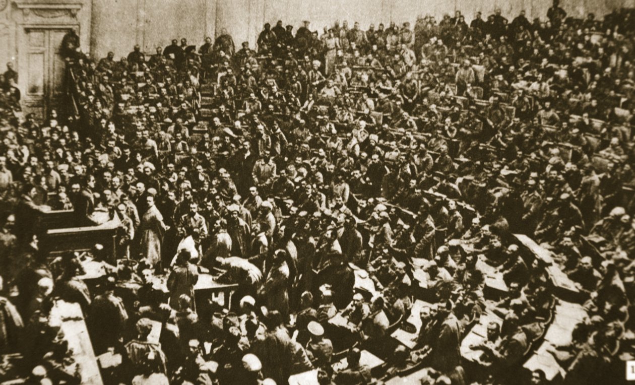 Trabajadores y soldados invaden la Duma, 1917 de Russian Photographer