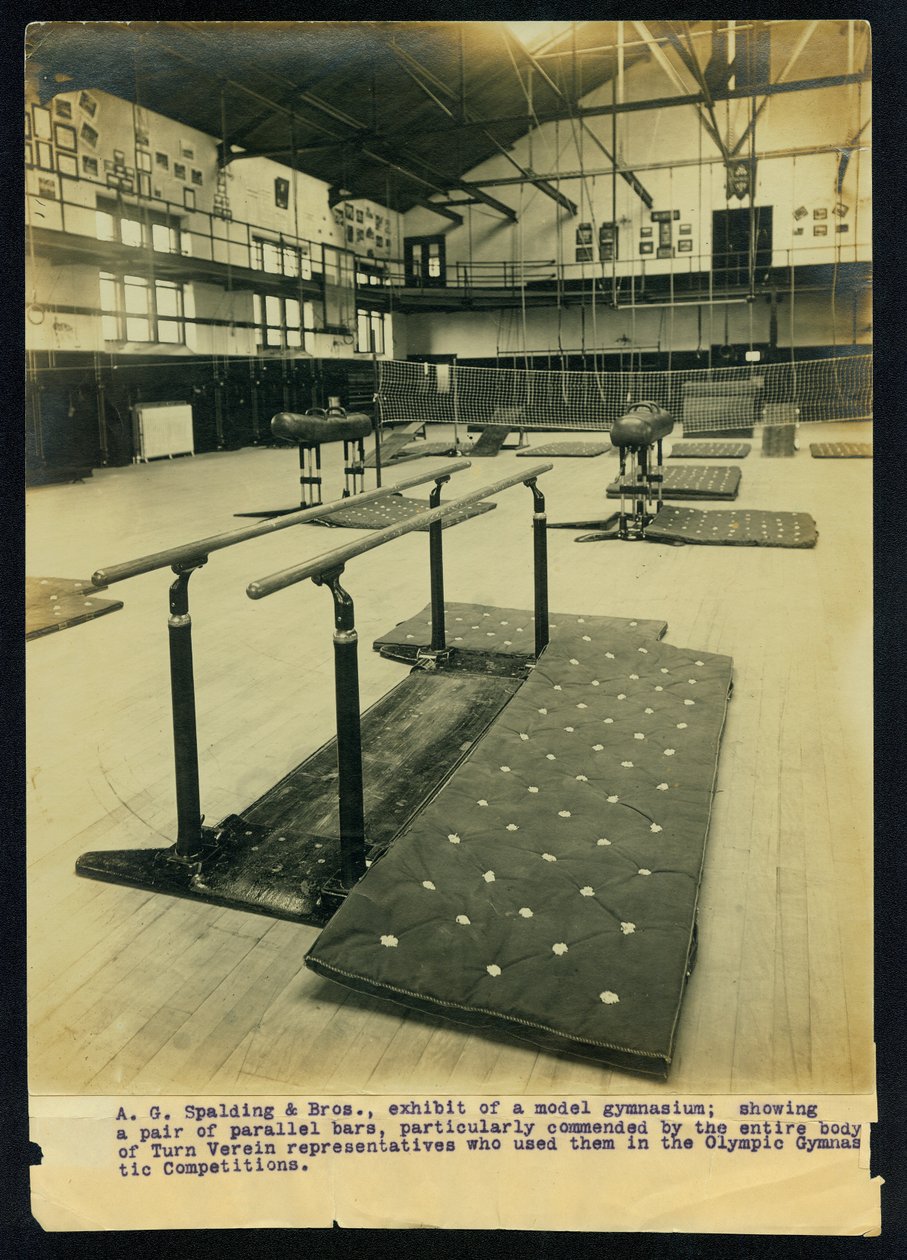 A. G. Spalding y Hermanos, exhibición de un gimnasio modelo; mostrando un par de barras paralelas, particularmente elogiadas por todo el cuerpo de representantes de Turn Verein que las usaron en las Competencias Olímpicas de Gimnasia de Unknown