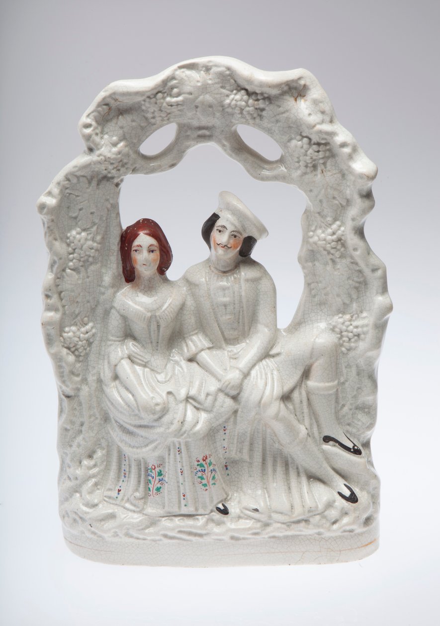 Figurilla de cerámica de Staffordshire de una pareja sentada tomados de la mano. Posiblemente una escena de boda de Unknown