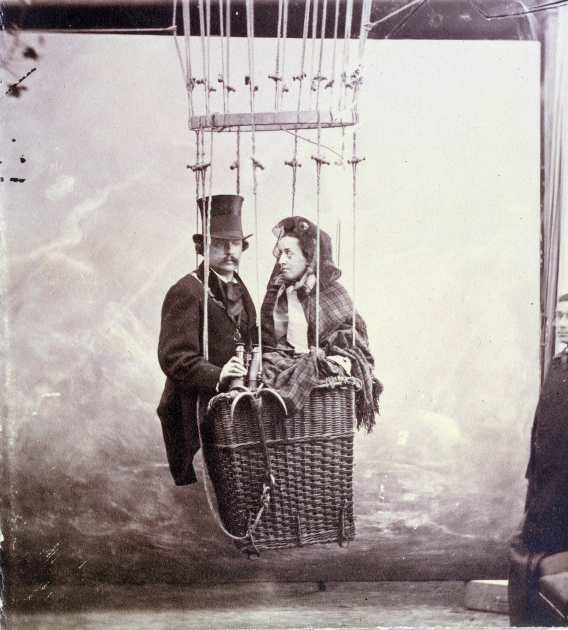 Retrato fotográfico del fotógrafo y piloto de aerostato Félix Tournachon dit Nadar (1820-1910) y su esposa posando en una cesta de globo de Nadar