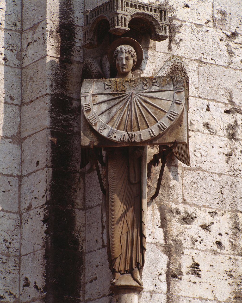 Arte Gótico: representación del Ángel en el Reloj de Sol. Escultura del siglo XX después de un original del siglo XVI conservado en la cripta, esquina suroeste de la Basílica Notre Dame de Chartres (Eure et Loir) de (after) French School