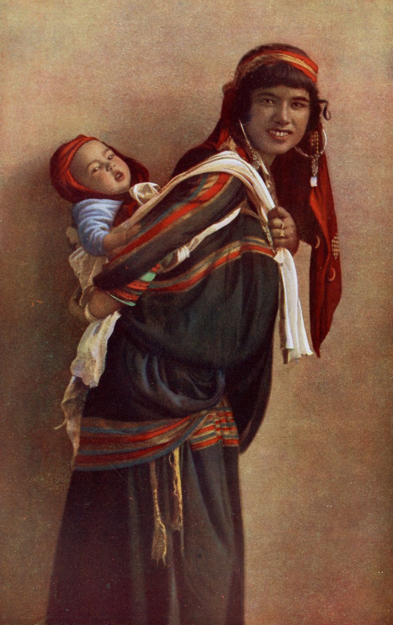 África. Madre beduina con su hijo sobre sus hombros. 1920 de Unknown