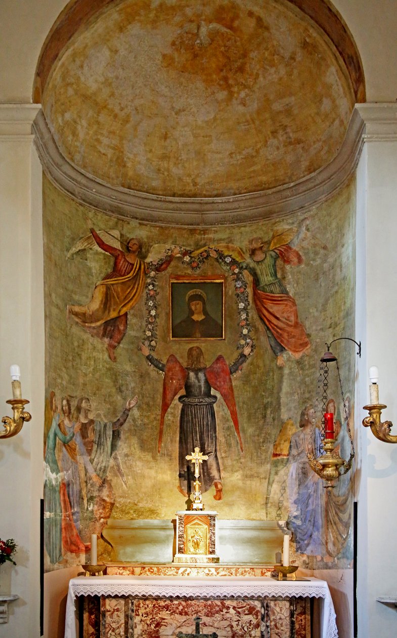 Altar con pintura de la Virgen María rodeada de ángeles de Unknown
