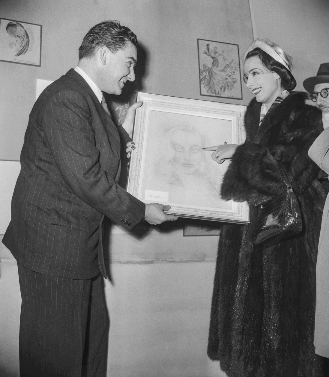 Exposición de arte (obras de arte realizadas por actores), en el Palais des Beaux Arts en París, 16 de diciembre de 1950: la actriz francesa Marcelle Derrien mostrando su lienzo al director de la exposición de Unknown