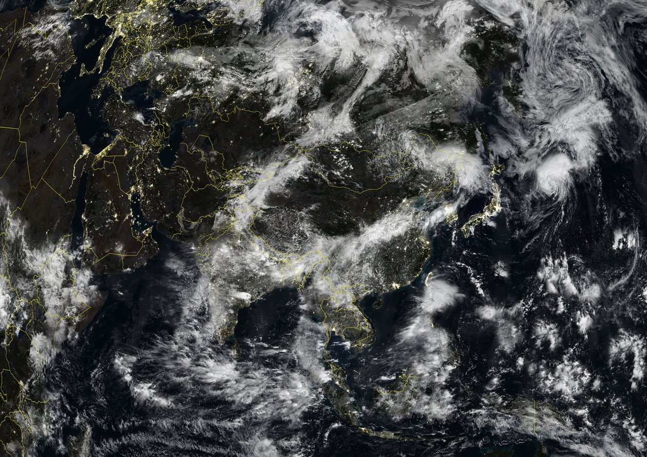 Asia de noche con fronteras de países y cobertura de nubes, imagen satelital en color verdadero de Unknown