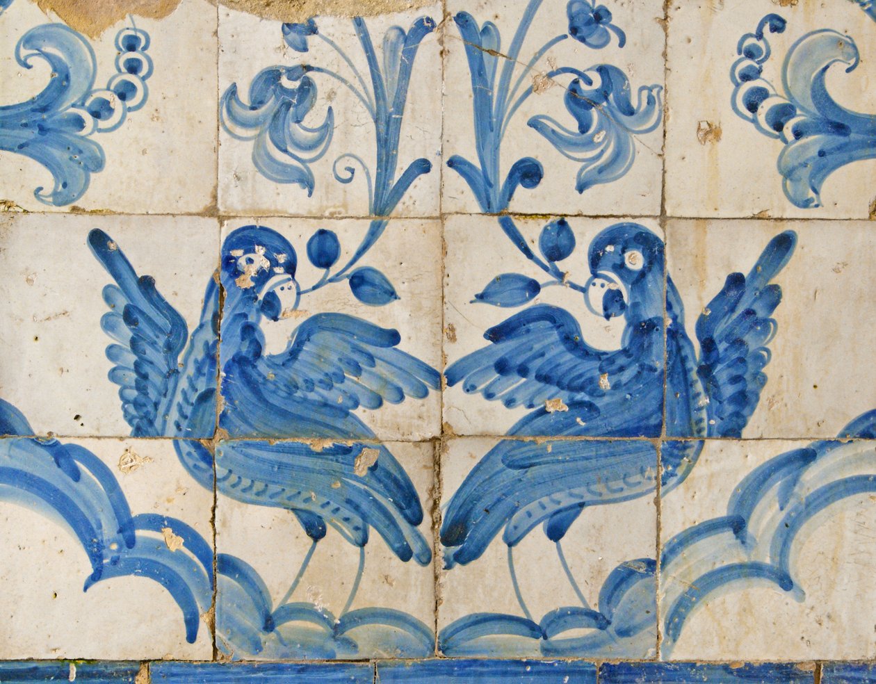 Panel decorativo que representa palomas con lirios en sus picos, Tarouca, Portugal de Unknown