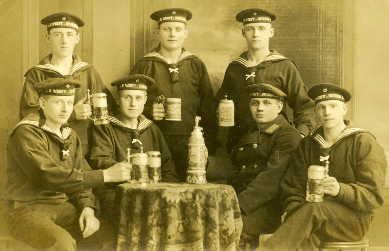 Marineros de la Marina Imperial Alemana de la Primera Guerra Mundial bebiendo cerveza, c.1914 de Unknown