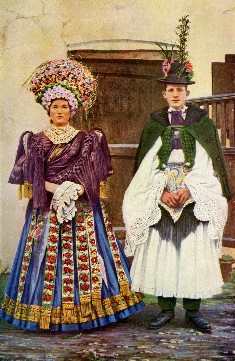 Hungría. Pareja campesina en traje nupcial. 1920 de Unknown