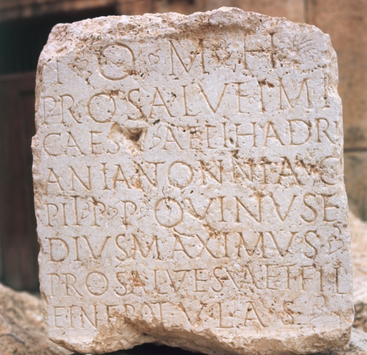 Líbano, Baalbek, Gran Corte, piedra inscrita con dedicación a Adriano, siglo II d.C. de Unknown