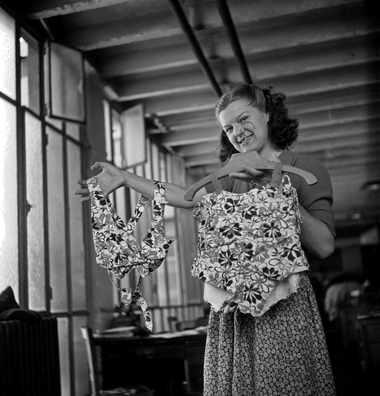 Confección de ropa (su traje de baño) con lienzo plano, París, c. 1947 de Unknown