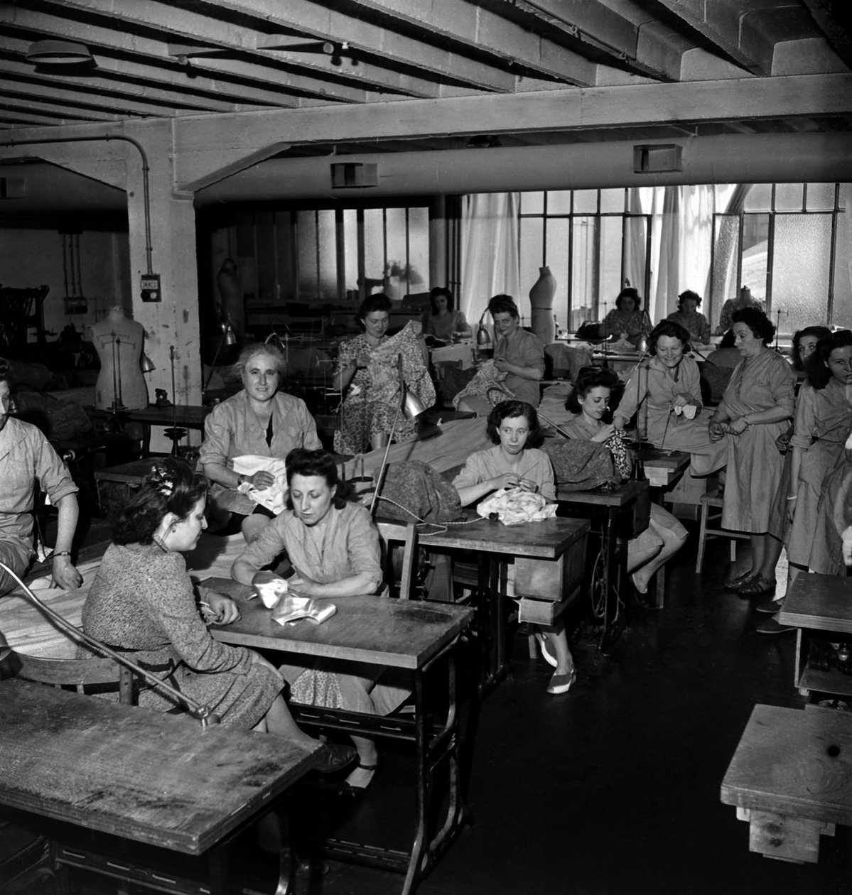 Confección de ropa con lienzo plano, París, c. 1947 de Unknown