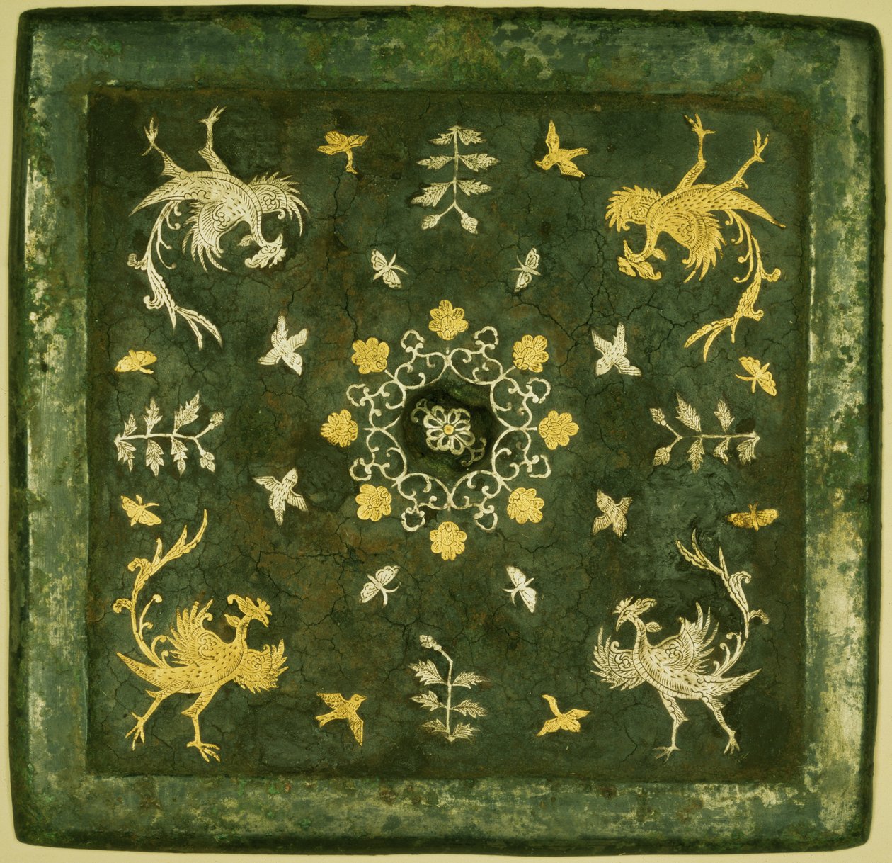 Espejo, bronce con respaldo lacado, decorado en oro y plata con trabajo de volutas, Dinastía Tang (618-906) de Unknown