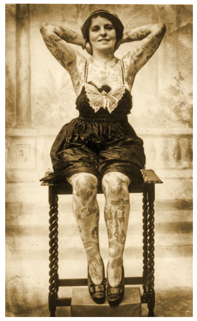 Retrato de una mujer tatuada sentada, c.1895 (Foto sepia) de Unknown