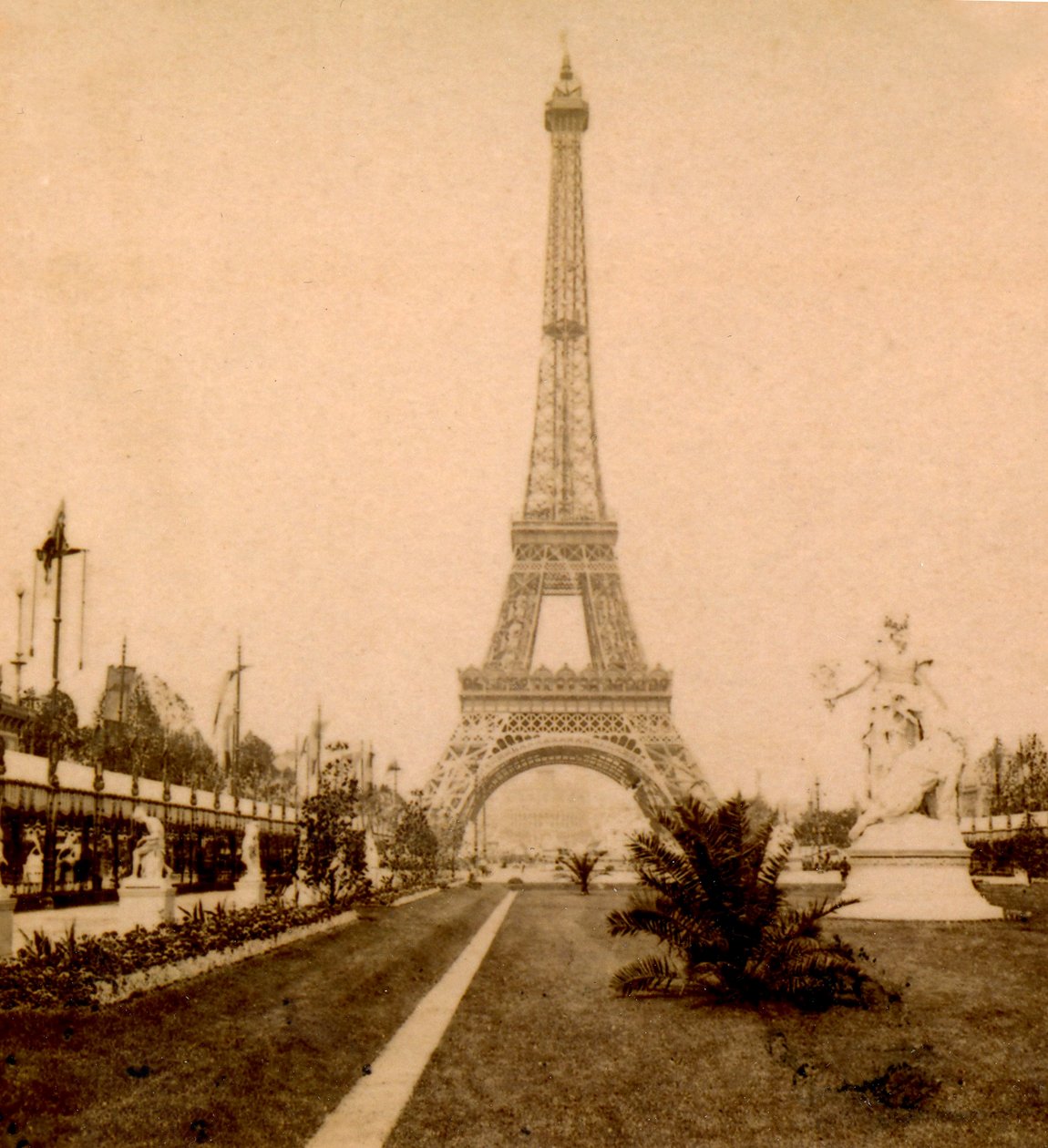 Vista de la Torre Eiffel y Palais du Trocadéro desde el Jardín del Champ de Mars, París, Francia 1889 de Unknown