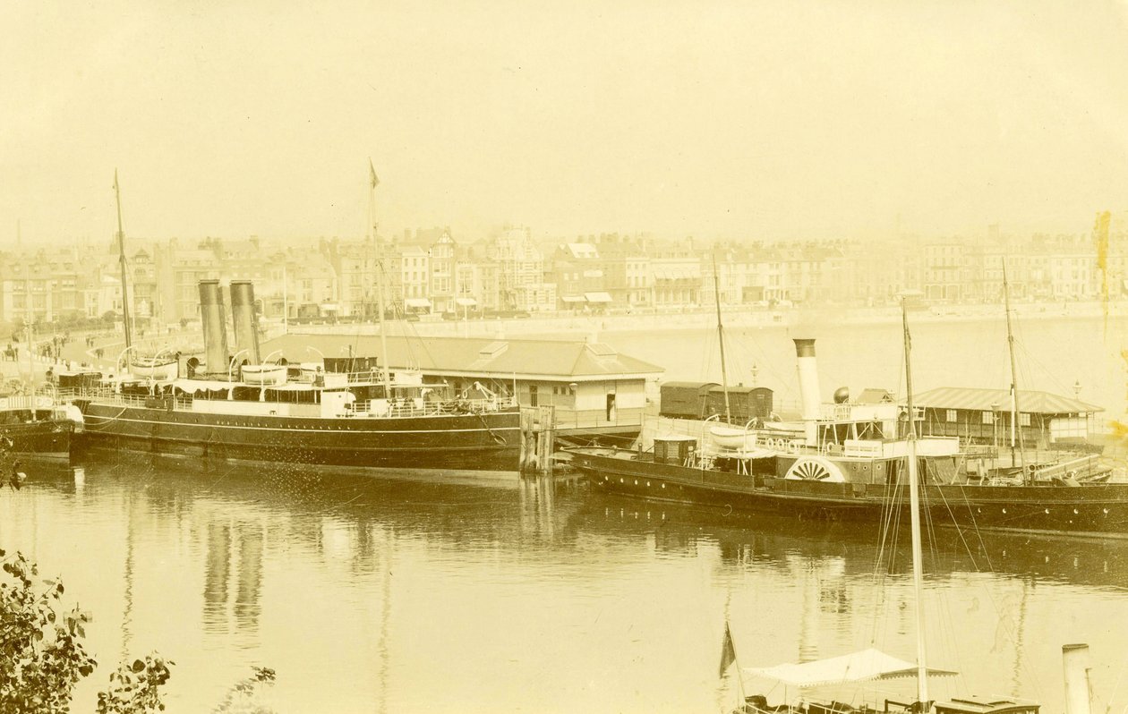 Vista de barcos de vapor en el puerto de Weymouth, c.1903 de Unknown