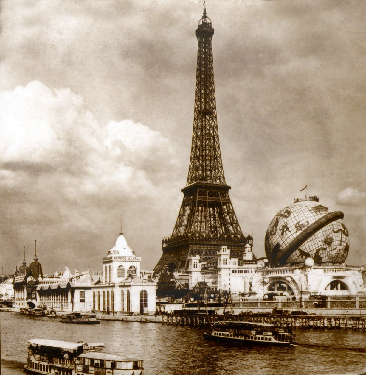 Vista de la Exposición Universal, Torre Eiffel y Gran Globo Celeste desde el Sena, París, Francia 1900 de Unknown