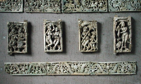 Cuatro placas que representan figuras femeninas y dos bandas decorativas, de Begram de Afghan School