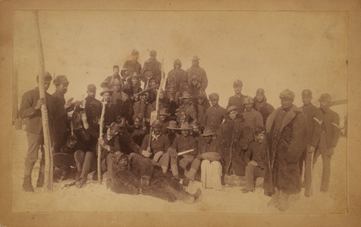Soldados Búfalo de la 25ª Infantería, algunos con túnicas de búfalo, Fort Keogh, Montana, 1890 de American Photographer