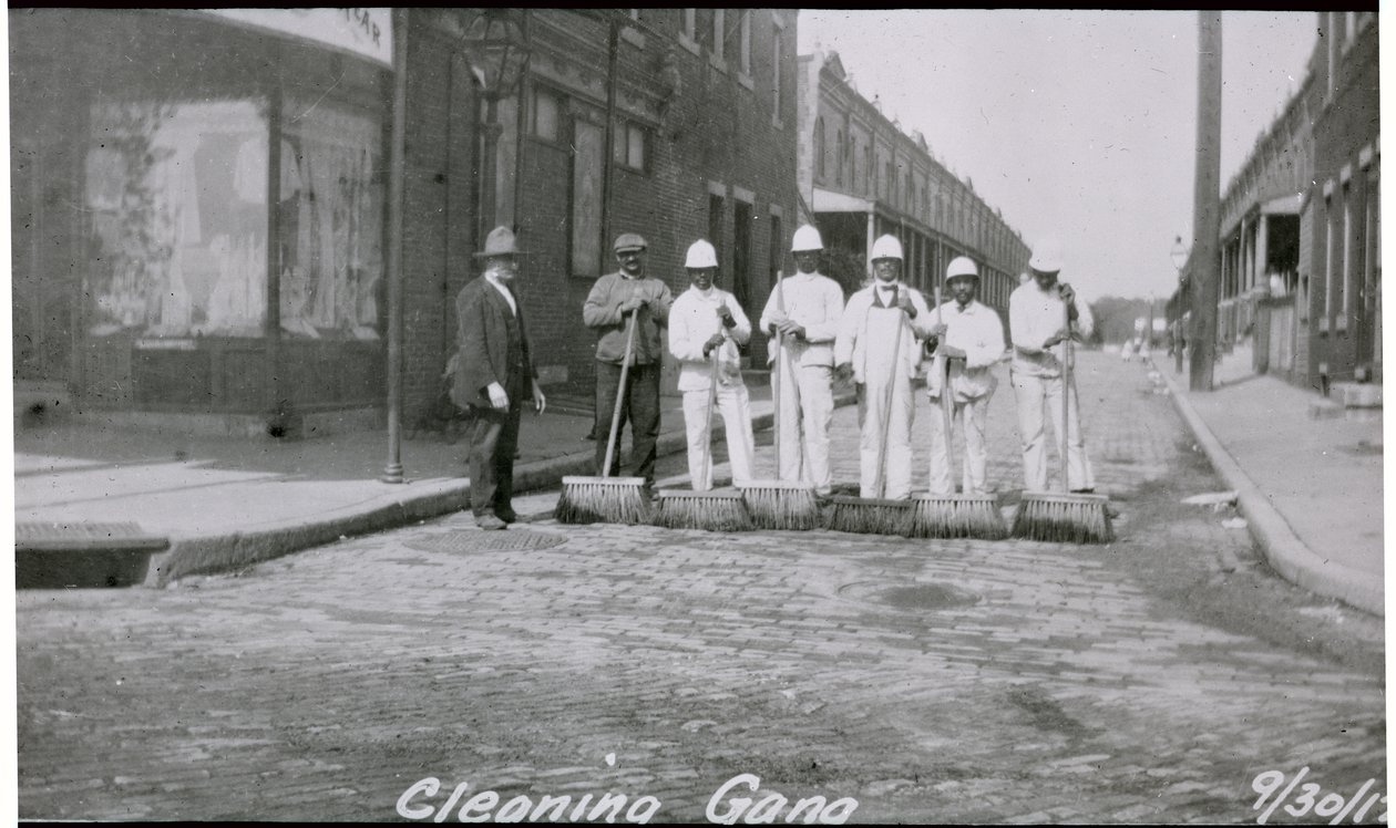 Cuadrilla de limpieza de calles de la ciudad, Filadelfia, c.1920 de American Photographer