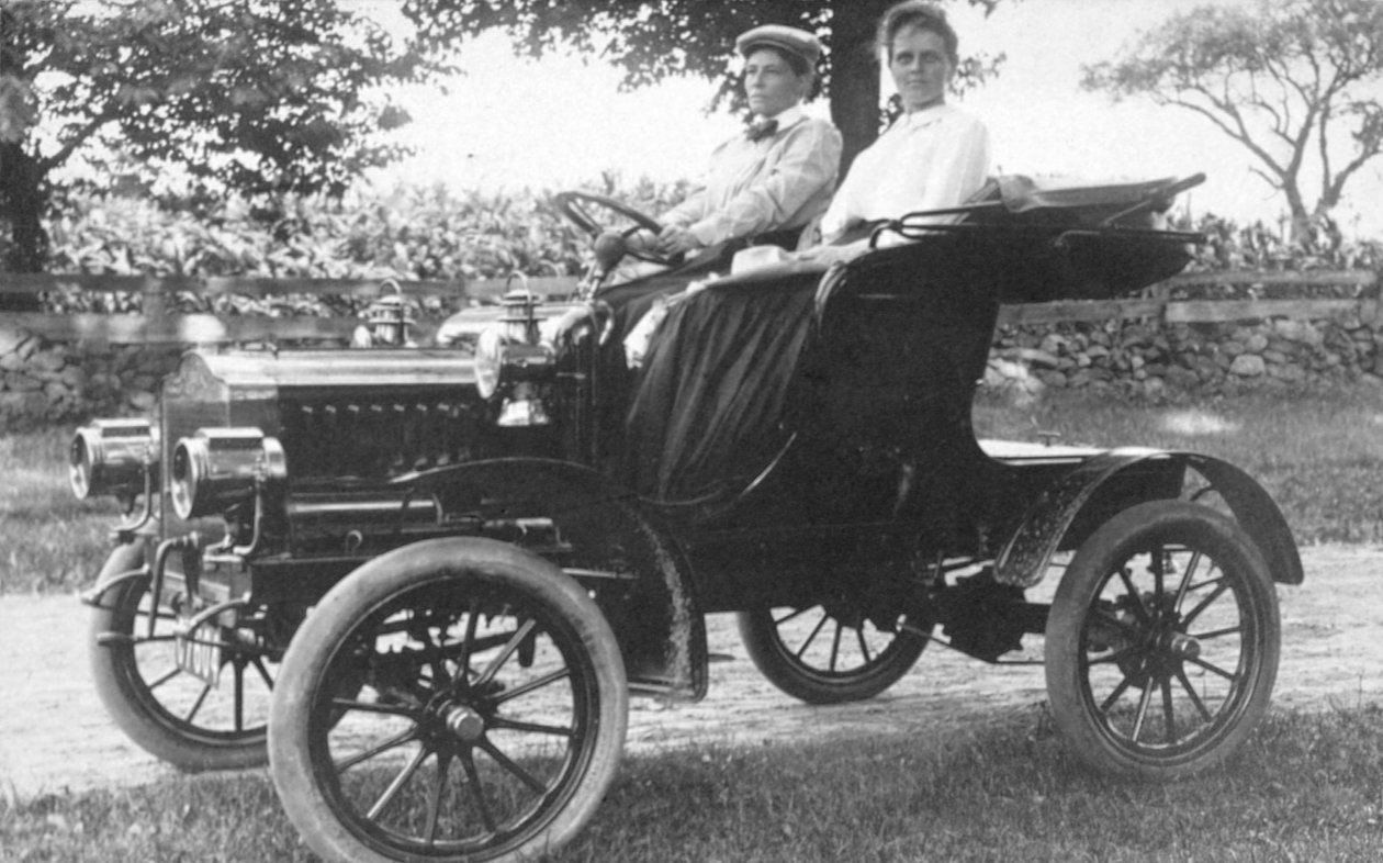 Frances Kellor y Mary Dreier sentadas en un automóvil antiguo, c.1910 de American Photographer